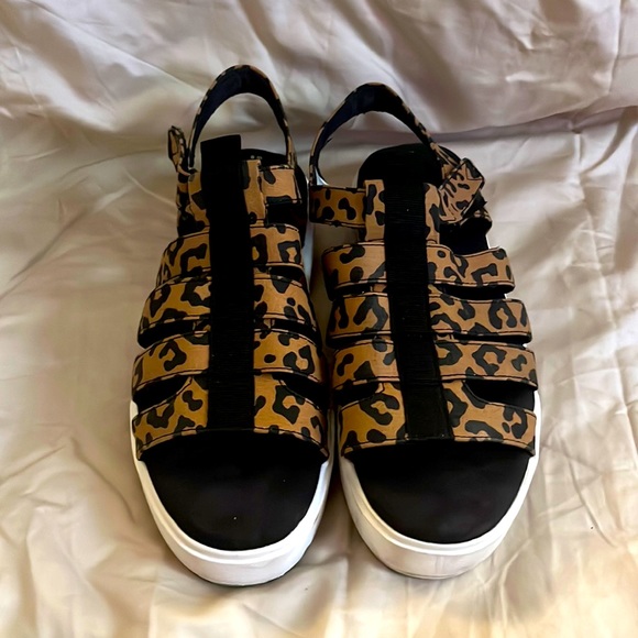 Toms size 9 women’s leopard platform sandals. - Picture 1 of 2